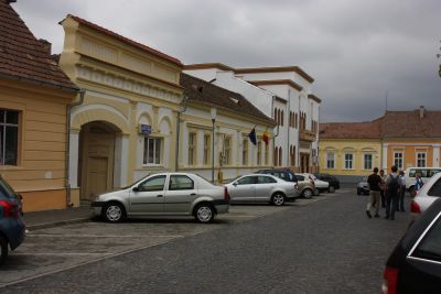 Ålderdomshemmet vi besökte. Ingång genom träporten.